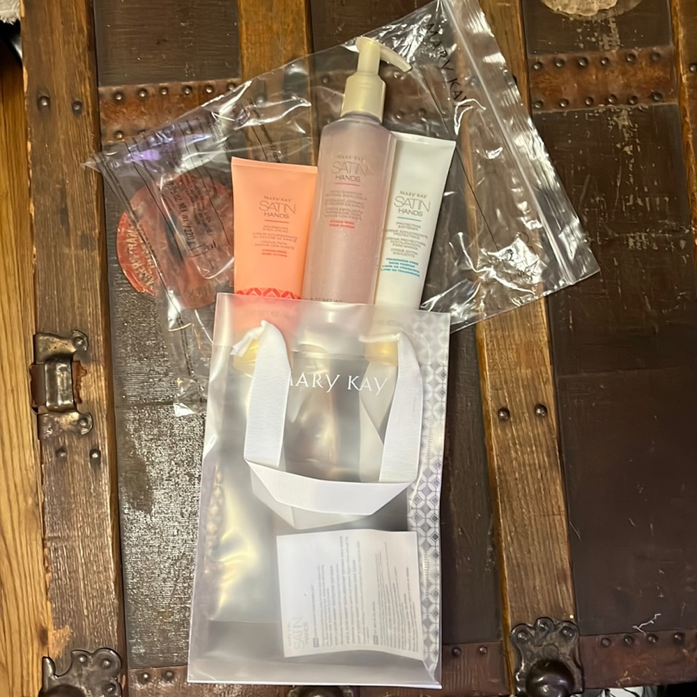 Mary Kay satin hands kit. Citrus rose fragrance. Never used.